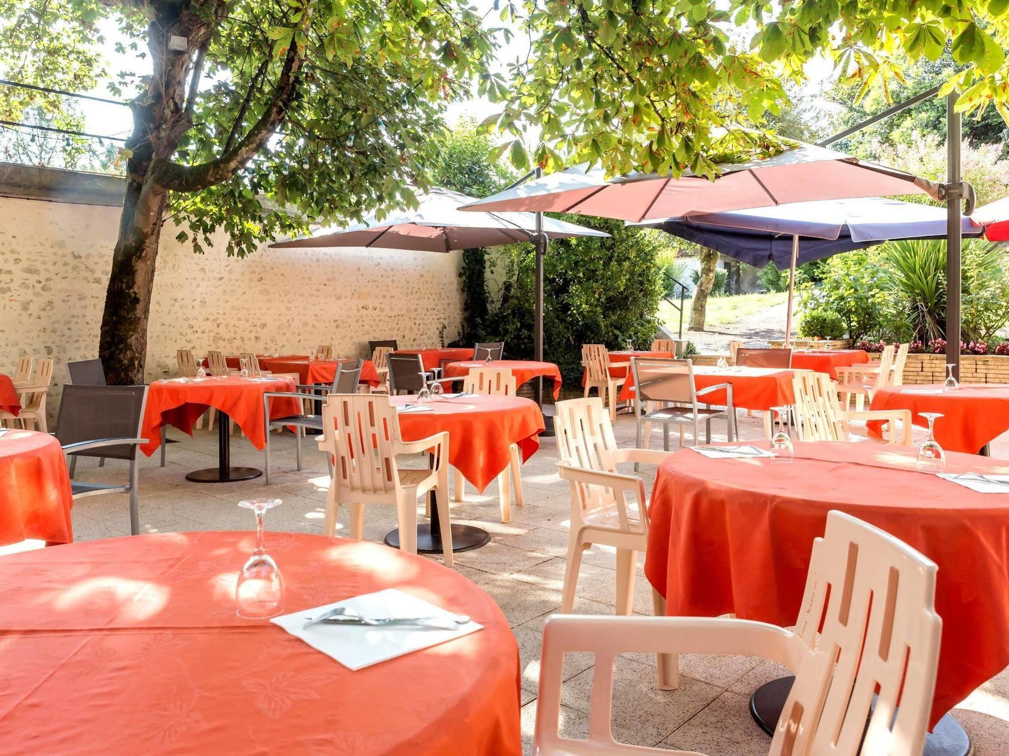 Hotel Restaurant La Boule D'Or Barbezieux-Saint-Hilaire Eksteriør bilde
