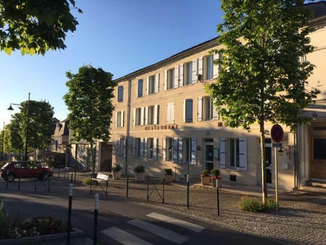Hotel Restaurant La Boule D'Or Barbezieux-Saint-Hilaire Eksteriør bilde